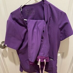 Women’s FIGS gently used MED ultra violet casma top Zamora jogger scrubs